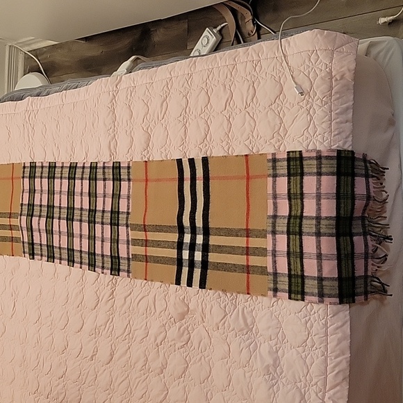 Brand new burberry cashmere scarf - Picture 5 of 5